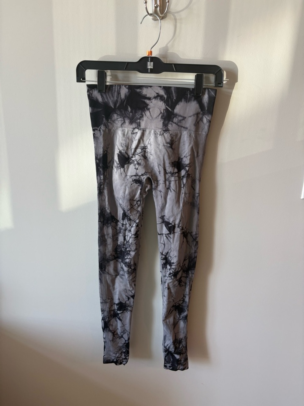 Women's Booty Scrunch Gym Gray & Black Tie-Dye Leggings